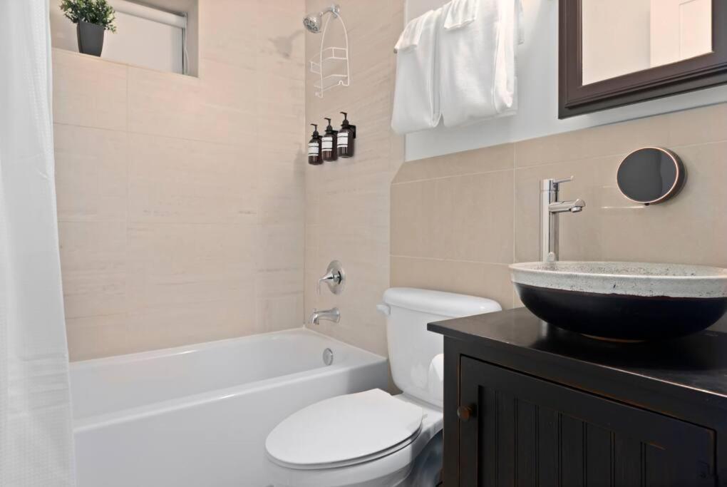 Upscale 2Br Apartment With Patio Washington Exterior photo